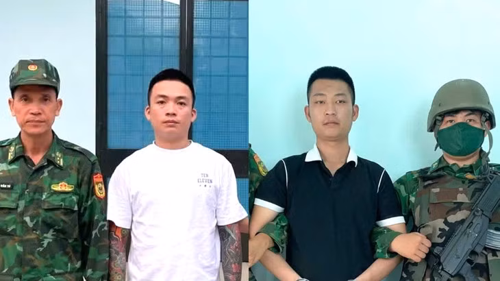 Hải (áo trắng) và Tài (áo đen) bị lực lượng biên phòng bắt giữ - Ảnh: HẢI BẰNG