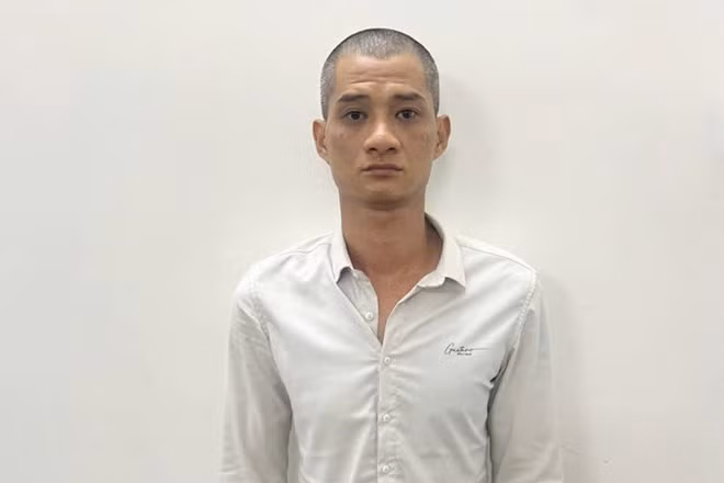Đối tượng Nguyễn Văn Lợi - kẻ gây ra loạt vụ cướp giật vàng trên đường ra đầu thú, sau 2 năm trốn nã. Ảnh: Công an