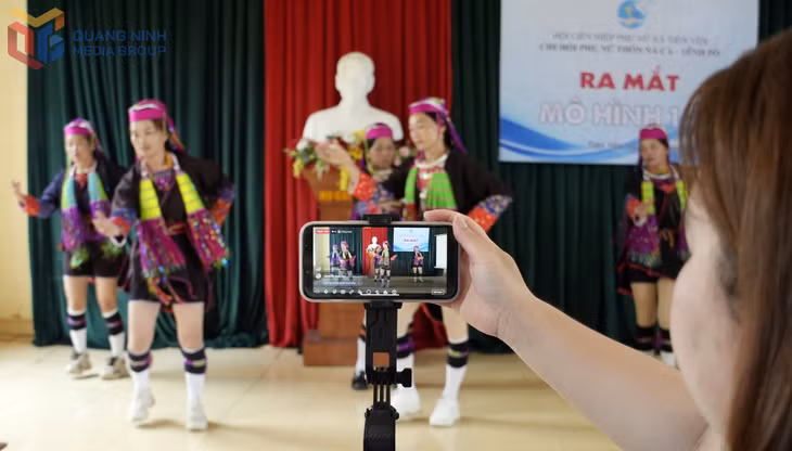 Cán bộ Mặt trận xã Tiên Yên livestream các tiết mục văn nghệ đặc trưng của đồng bào dân tộc Dao qua mạng xã hội.