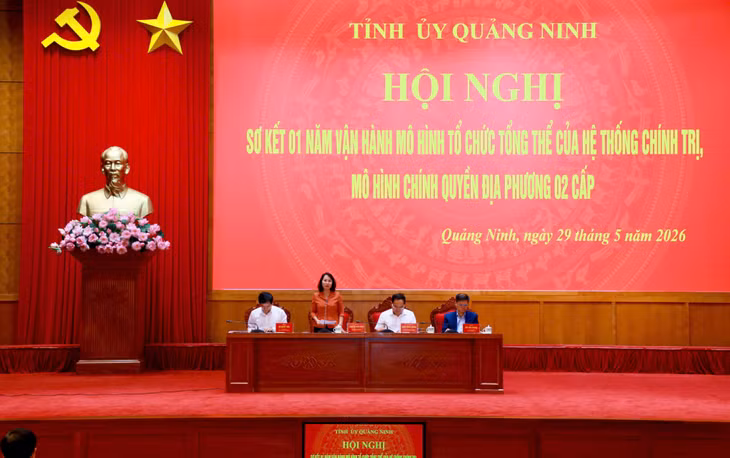 Đồng chí Trịnh Thị Minh Thanh, Phó Bí thư Thường trực Tỉnh ủy, Chủ tịch HĐND tỉnh điều hành phần tham luận tại hội trường.