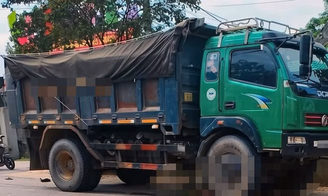 Hiện trường vụ xe tải va chạm xe máy điện khiến 2 mẹ con ở Hà Tĩnh tử vong. Ảnh: Văn Đức