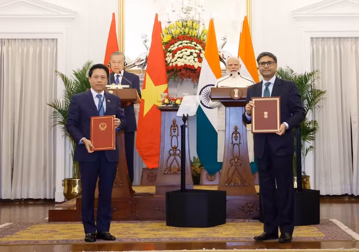 Tổng Bí thư, Chủ tịch nước Tô Lâm và Thủ tướng Cộng hòa Ấn Độ Narendra Modi chứng kiến lễ trao các văn kiện hợp tác giữa 2 nước. (Ảnh: TTXVN)
