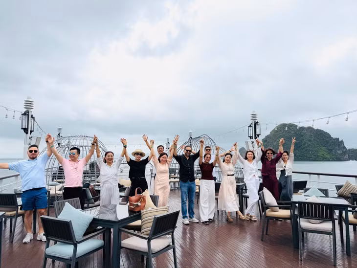 Đoàn famtrip tham quan Di sản thiên nhiên thế giới Vịnh Hạ Long.