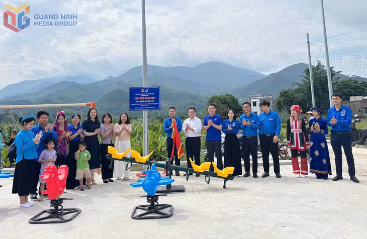 Đoàn Than Quảng Ninh trao tặng công trình sân vui chơi thiếu nhi cho xã Lục Hồn.