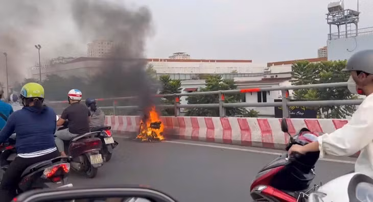 Sự việc xảy ra vào giờ cao điểm, nhiều người dân hiếu kì dừng lại xem. Ảnh: Đông Hoàng