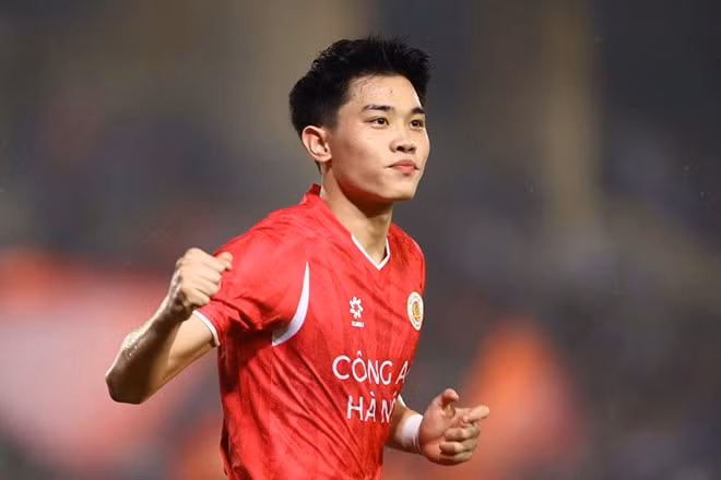 Đình Bắc tỏa sáng với cú hattrick trong chiến thắng của Công an Hà Nội. Ảnh: Minh Dân