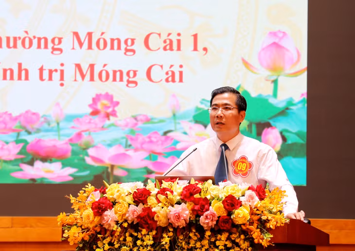 Thí sinh Vũ Việt Hưng, Ủy viên BCH Đảng bộ, Giám đốc Trung tâm Chính trị Móng Cái, Đảng bộ phường Móng Cái 1, thuyết trình phần thi.