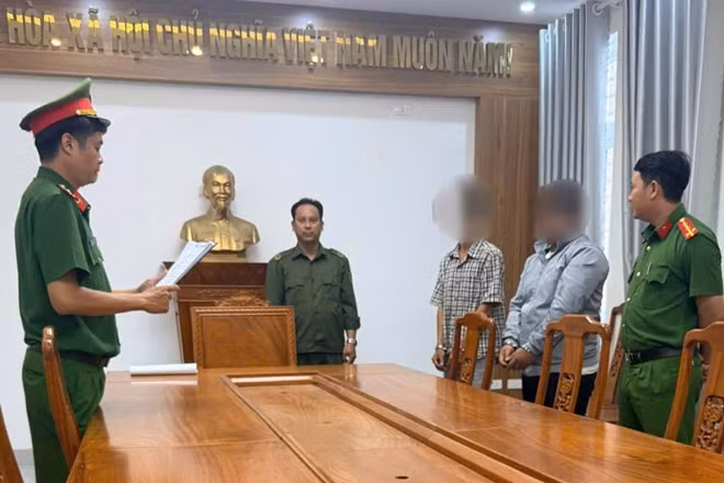 Công an thi hành quyết định khởi tố, lệnh bắt tạm giam đối với B.N.T và V.Đ.L. Ảnh Công an