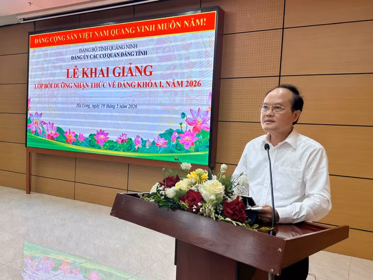 Đồng chí Hoàng Quang Hải, Ủy viên Ban Chấp hành Đảng bộ tỉnh, Phó Bí thư Đảng ủy các cơ quan Đảng tỉnh phát biểu khai giảng và giao nhiệm vụ cho lớp học.