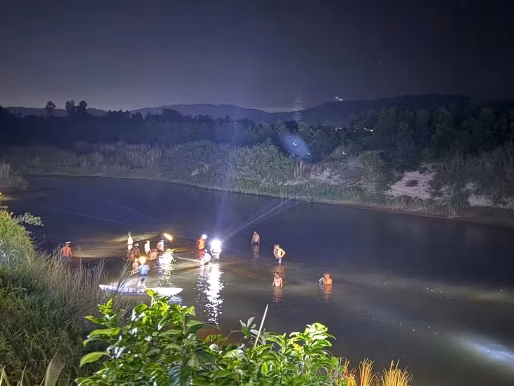 Tối 16-5 lực lượng chức năng tìm kiếm thi thể học sinh bị chết đuối - Ảnh: MINH CHIẾN