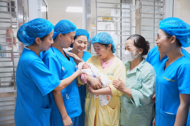 Trẻ được xuất viện trong niềm vui của gia đình và tập thể y, bác sĩ. Ảnh do bệnh viện cung cấp