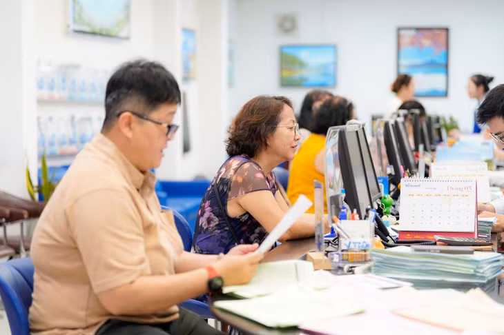 Du khách nghe tư vấn về tour hè 2026. Ảnh: Đơn vị cung cấp