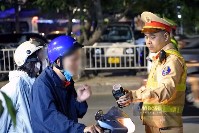 Cảnh sát giao thông Hà Nội kiểm tra nồng độ cồn dịp nghỉ lễ 30.4 vừa qua. Ảnh: Tiến Ngô
