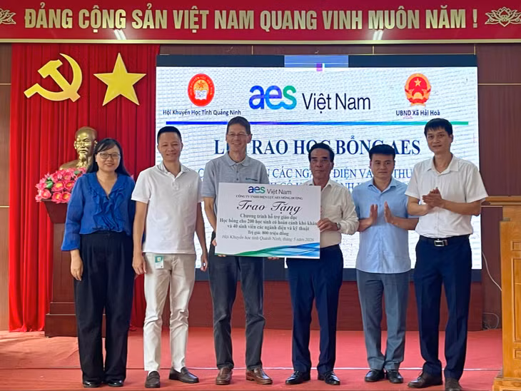 Đại diện Hội Khuyến học tỉnh Quảng Ninh nhận biểu trưng tài trợ Chương trình học bổng năm 2026 của Công ty TNHH Điện lực AES Mông Dương.