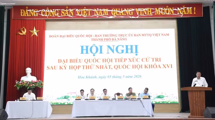 Bí thư Thành ủy Lê Ngọc Quang ghi nhận những ý kiến rất xác đáng của cử tri.