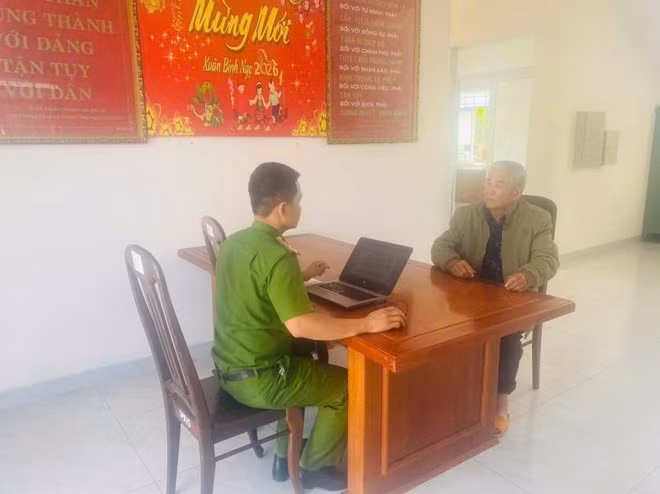 Lực lượng chức năng bắt giữ đối tượng truy nã Châu Minh Ngọc sau hơn 12 năm lẩn trốn. Ảnh: Công an cung cấp