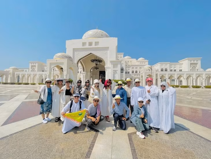 Công ty tổ chức tour sẽ có những quy định trong hợp đồng dịch vụ với du khách, trong đó có nhiều quy định chặt chẽ về bảo quản giấy tờ tùy thân nhằm đảm bảo an toàn cho hành khách và bảo vệ uy tín đơn vị lữ hành - Ảnh minh họa: HUY ĐINH