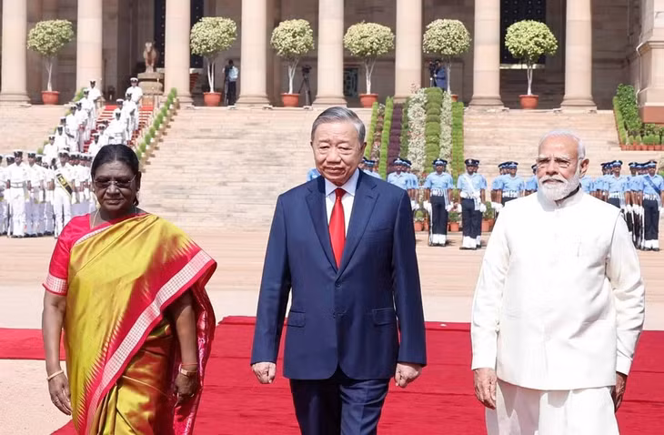 Tổng thống Droupadi Murmu và Thủ tướng Narendra Modi đồng chủ trì Lễ đón trọng thể Tổng Bí thư, Chủ tịch nước Tô Lâm thăm cấp Nhà nước tới Cộng hòa Ấn Độ. (Ảnh: Thống Nhất/TTXVN)