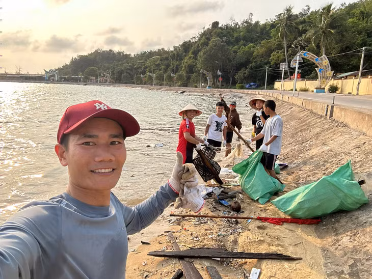 Hoạt động dọn vệ sinh môi trường của Lưu Tuấn Anh (thôn 2, đảo Thanh Lân, đặc khu Cô Tô) thu hút đông bạn trẻ tham gia. (Ảnh: Nhân vật cung cấp)
