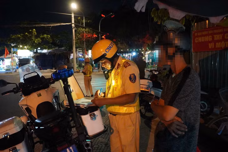 Kiểm tra, CSGT phát hiện trong hơi thở của anh T.T.E có mức vi phạm nồng độ cồn vượt ngưỡng mức 0,4 mg/lít. Ảnh: Chân Phúc