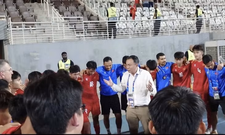 Chủ tịch VFF Trần Quốc Tuấn chúc mừng thành tích của U17 Việt Nam khi giành vé dự U17 World Cup. Ảnh: VFF