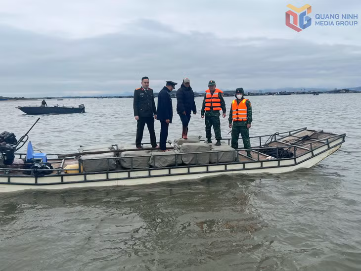 Đồn Biên phòng Trà Cổ phối hợp với các lực lượng chức năng bắt giữ một bè mảng khác vận chuyển khoảng 800kg nầm lợn đông lạnh trái phép tại khu vực biên giới cuối tháng 1/2026.