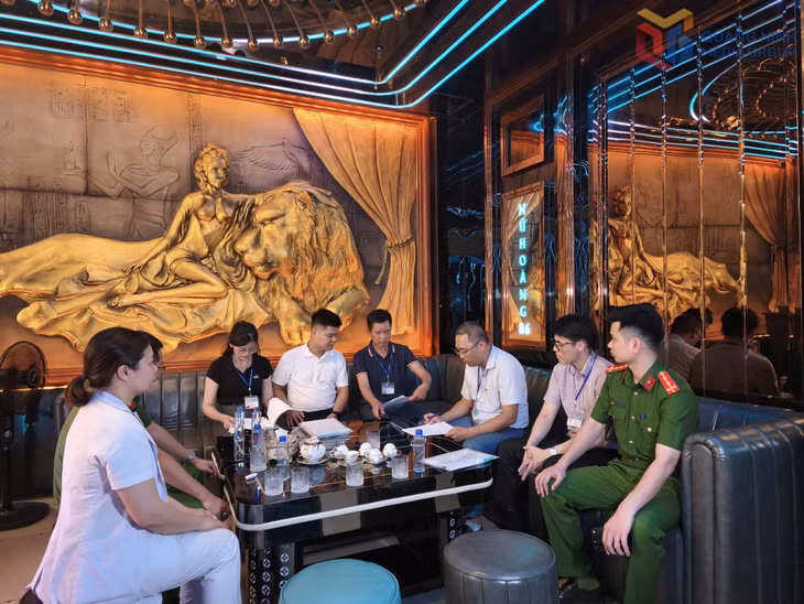 Đoàn liên ngành phường Bãi Cháy làm việc với cơ sở dịch vụ về điều kiện kinh doanh dịch vụ.