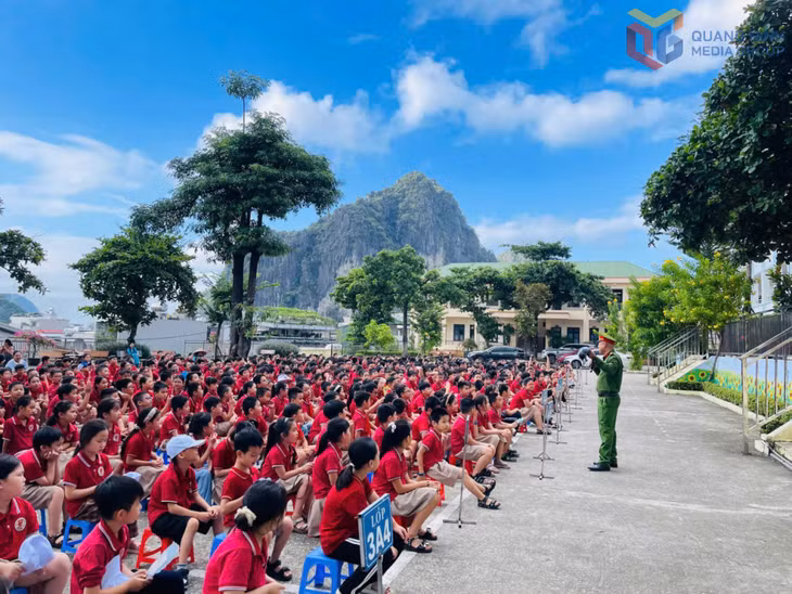 Trường Tiểu học Trần Quốc Toản (phường Hạ Long) phối hợp với Công an phường Hạ Long tổ chức tuyên truyền về "An toàn giao thông và an toàn trên không gian mạng".