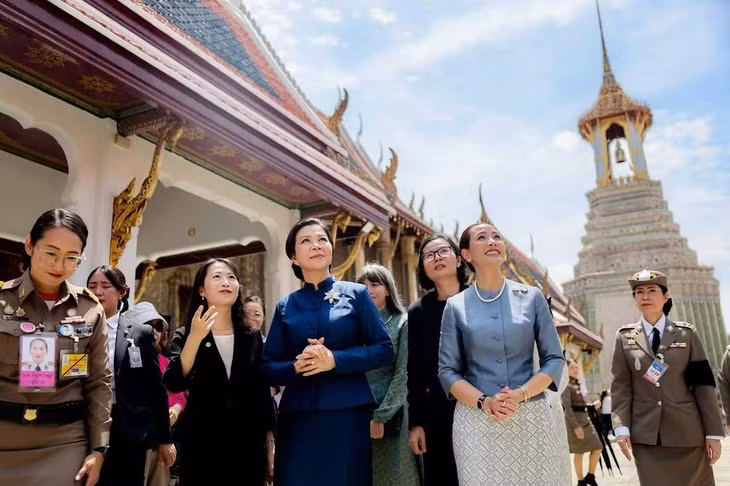 Phu nhân Ngô Phương Ly cùng Phu nhân Thủ tướng Thái Lan Thananon Charnvirakul trong chuyến thăm các di tích trong khuôn viên Cung điện Hoàng gia Thái Lan.