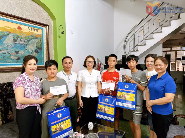 Lãnh đạo Trung tâm Trợ giúp xã hội Quảng Ninh đến thăm, tặng quà cho trẻ em có hoàn cảnh đặc biệt tại phường Liên Hòa.