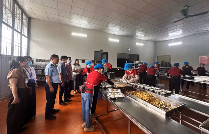 Đoàn kiểm tra liên ngành ATTP số 2 kiểm tra tại cơ sở chế biến suất ăn sẵn của Công ty CP Hồng Đức (phường Quang Hanh).