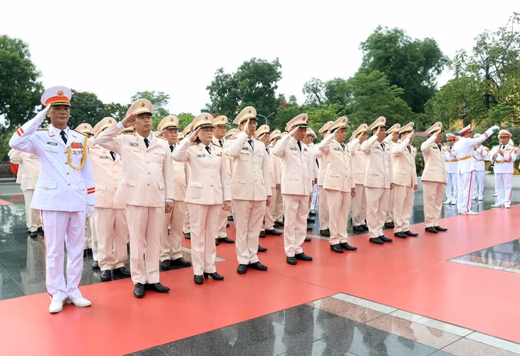 Đoàn đại biểu Đảng ủy Công an Trung ương-Bộ Công an tưởng niệm các Anh hùng liệt sĩ - Ảnh: VGP/Nhật Bắc