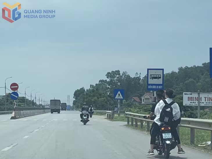 Nhiều học sinh tham gia giao thông vẫn không đội mũ bảo hiểm theo quy định. Ảnh chụp ngày 24/4/2026 trên QL18A đoạn đi qua địa bàn phường Yên Tử.