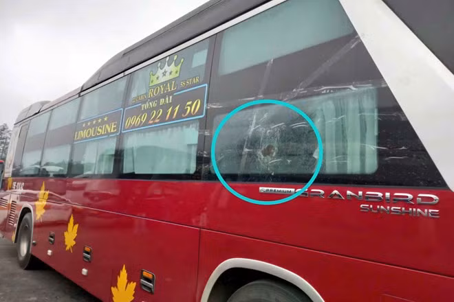 Nhiều xe khách bị ném đá khi lưu thông trên cao tốc Nội Bài - Lào Cai. Ảnh: Nhà xe