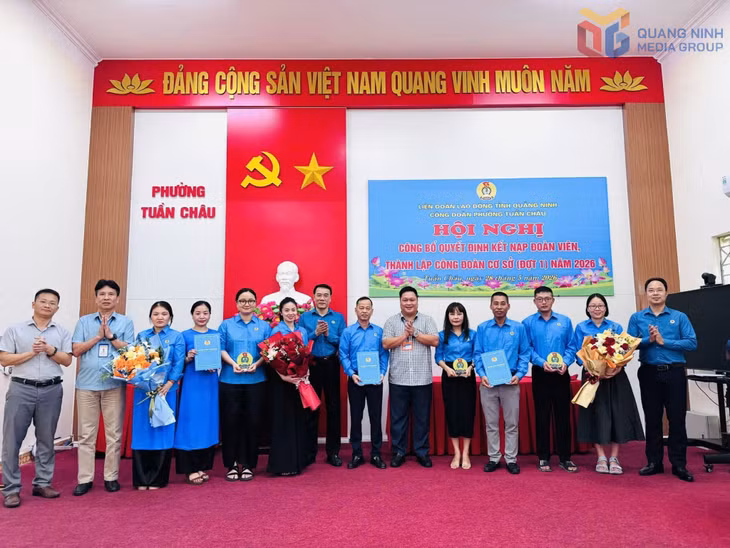 Lãnh đạo LĐLĐ tỉnh, phường Tuần Châu và Công đoàn phường trao chứng nhận thành lập công đoàn cơ sở cho các đơn vị.