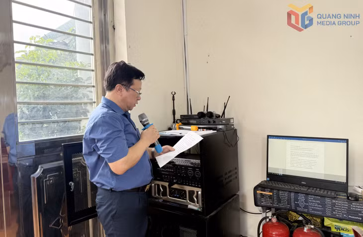 Ông Chu Văn Minh, Trưởng Ban Công tác mặt trận khu 7, phường Mông Dương thông báo cho nhân dân các hoạt động của khu.
