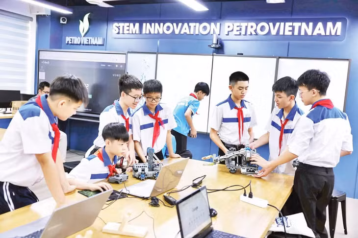 Học sinh Trường THCS Lê Quý Đôn, tỉnh Tuyên Quang trong phòng thực hành STEM đạt chuẩn quốc tế. (Ảnh: THANH TÙNG)