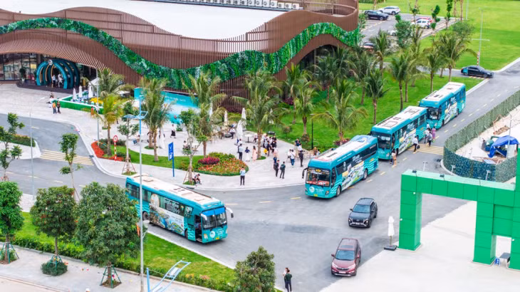 Những đoàn xe dẫn hàng trăm vị khách hàng từ Hà Nội tới tham quan dự án tại Hạ Long.