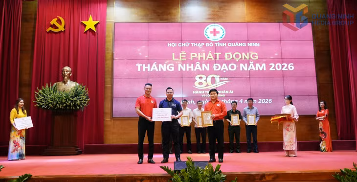 Đại diện Quỹ Thiện Tâm (Tập đoàn Vingroup) trao kinh phí ủng hộ Tháng Nhân đạo năm 2026 cho Hội Chữ thập đỏ tỉnh.
