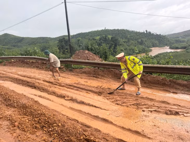 Lực lượng Công an Đường bộ số 3, Phòng CSGT Công an tỉnh huy động 100% quân số triển khai đảm bảo an toàn giao thông và hỗ trợ xử lý sạt lở.