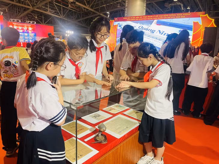 Hội Nhà báo tỉnh chủ trì, phối hợp với Sở Văn hóa, Thể thao và Du lịch, Báo và Phát thanh, Truyền hình Quảng Ninh tổ chức không gian trưng bày tư liệu, hiện vật trong khuôn khổ Liên hoan Phát thanh toàn quốc lần thứ XVII năm 2026 tại Quảng Ninh.