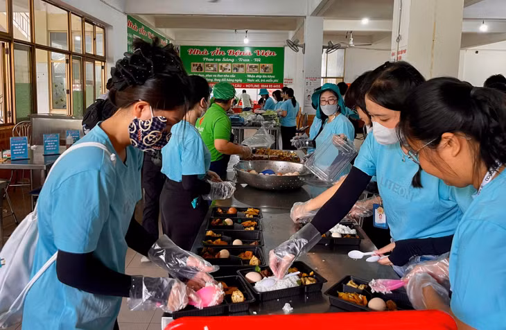 Các tình nguyện viên chuẩn bị 1.000 suất cơm miễn phí cho bệnh nhân.