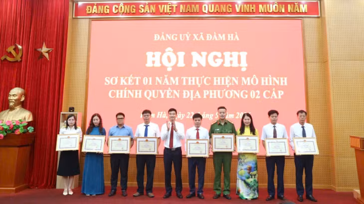 Xã Đầm Hà khen thưởng các tập thể, cá nhân có thành tích tiêu biểu trong 1 năm thực hiện mô hình chính quyền địa phương 2 cấp.