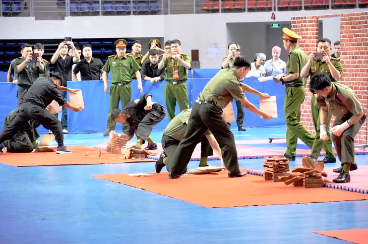 Màn thể hiện xuất sắc trong phần thi công phá và tình huống võ thuật Công an nhân dân đã khẳng định thành quả của quá trình rèn luyện miệt mài, vượt nắng thắng mưa của lực lượng Công an nhân dân.