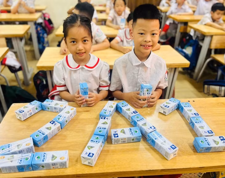 Niềm vui của học sinh Trường Tiểu học Hồ Tùng Mậu, phường Cẩm Phả, trong ngày đầu tiên uống sữa tại trường. Ảnh: Hoàng Nga
