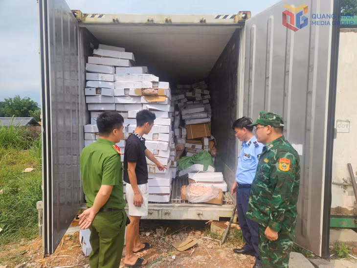 Lực lượng chức năng kiểm tra kho hàng tại thôn Pò Hèn, xã Hải Sơn, phát hiện 12.000kg móng giò lợn đông lạnh không rõ nguồn gốc ngày 18/4/2026.