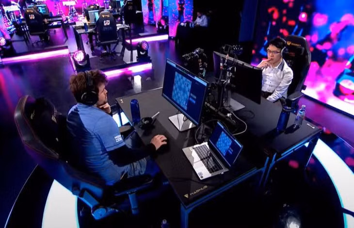 Lê Quang Liêm sẽ đối đầu Carlsen (trái) dưới hình thức đấu cờ esport - Ảnh: LĐCVN