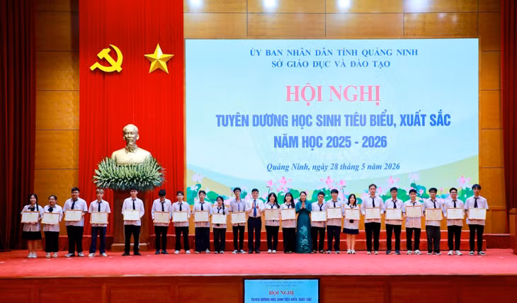 Đồng chí Nguyễn Mạnh Hà, Phó Trưởng Ban Tuyên giáo và Dân vận Tỉnh ủy và đồng chí Nguyễn Thị Thuý, Giám đốc Sở Giáo dục và Đào tạo, thừa uỷ quyền của Bộ trưởng Bộ Giáo dục và Đào tạo trao Bằng khen cho các học sinh đoạt giải Nhất, Nhì, Ba tại Kỳ thi chọn học sinh giỏi Quốc gia THPT năm học 2025-2026.