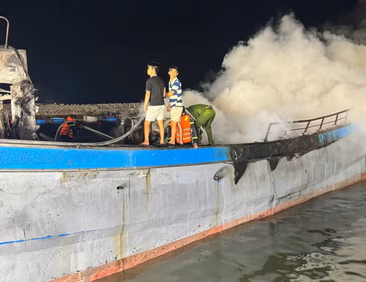 Lực lượng chữa cháy nỗ lực khống chế ngọn lửa trên các tàu cá. Ảnh: Khánh Hòa