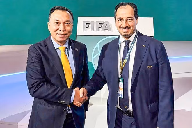 Chủ tịch Liên đoàn bóng đá Saudi Arabia Yasser Al-Mishal (phải) chúc U17 Việt Nam thi đấu thành công ở giải U17 châu Á 2026. Ảnh: VFF